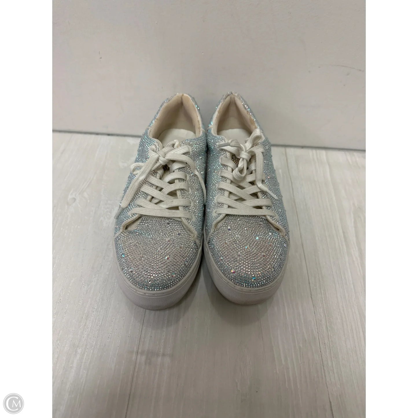 Shoes Sneakers By Clothes Mentor In Silver, Size: 9