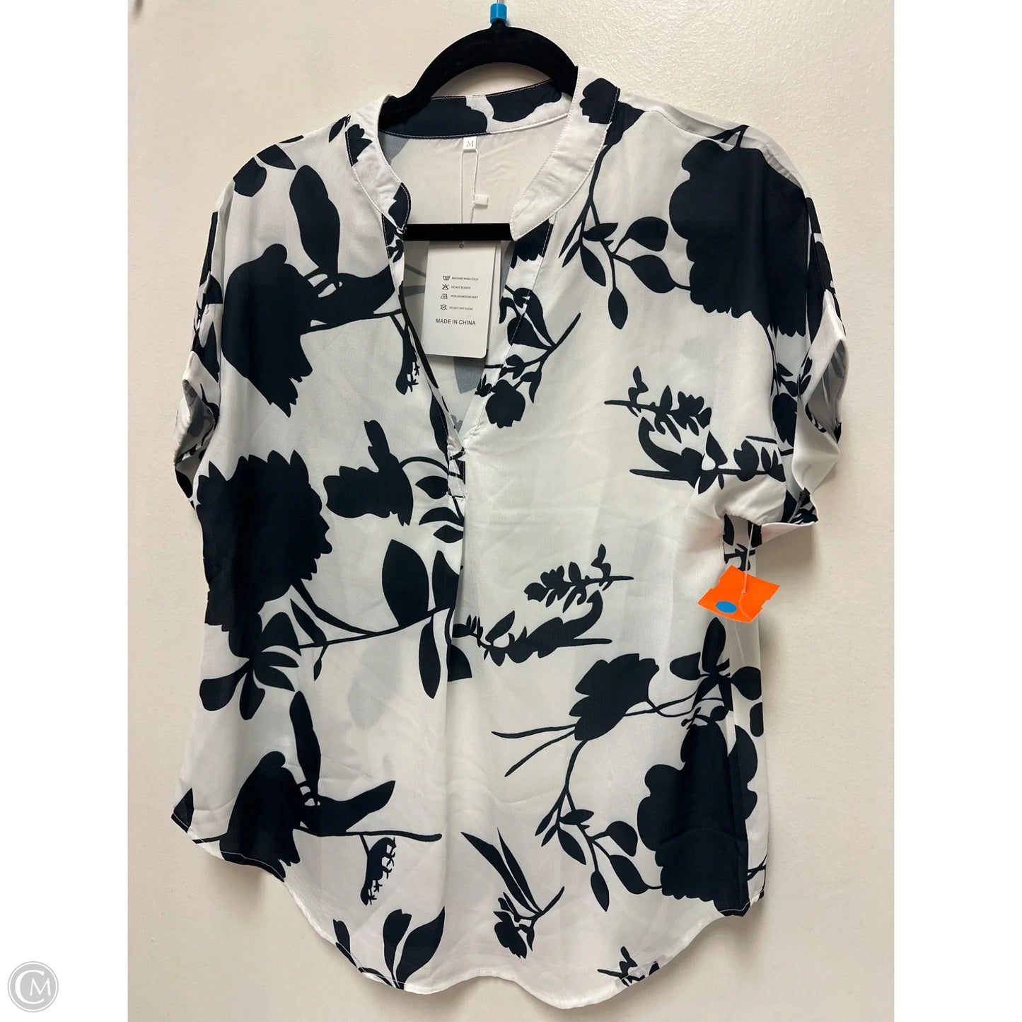 Top Short Sleeve By Clothes Mentor In White, Size: M