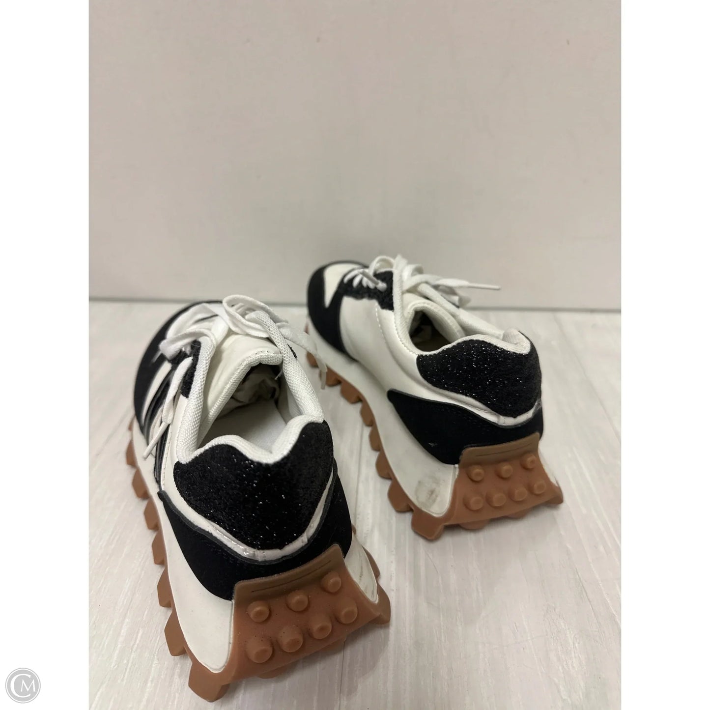 Shoes Sneakers By Clothes Mentor In White, Size: 10