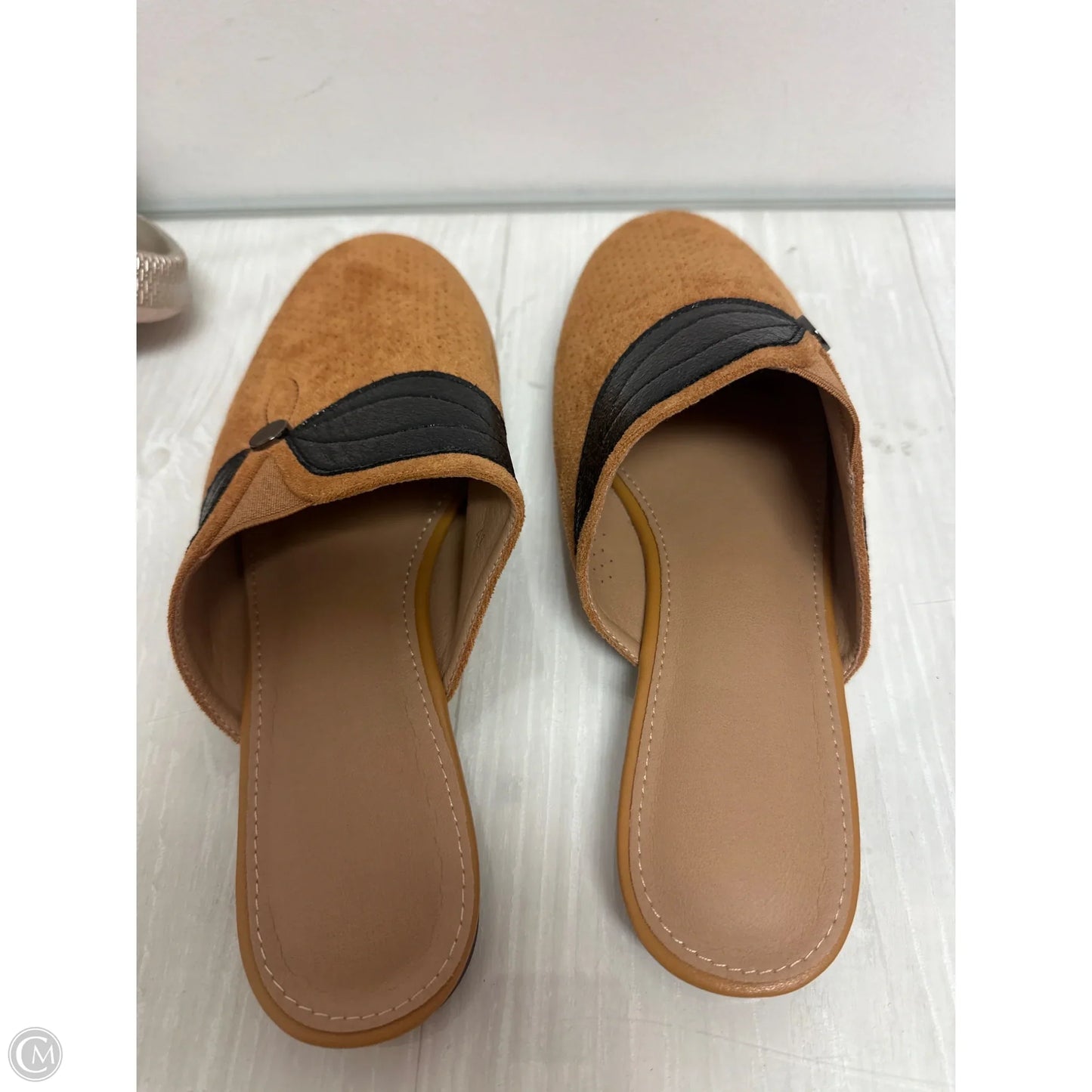 Shoes Flats By Clothes Mentor In Tan, Size: 10.5