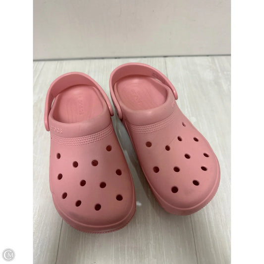 Sandals Flats By Crocs In Pink, Size: 7
