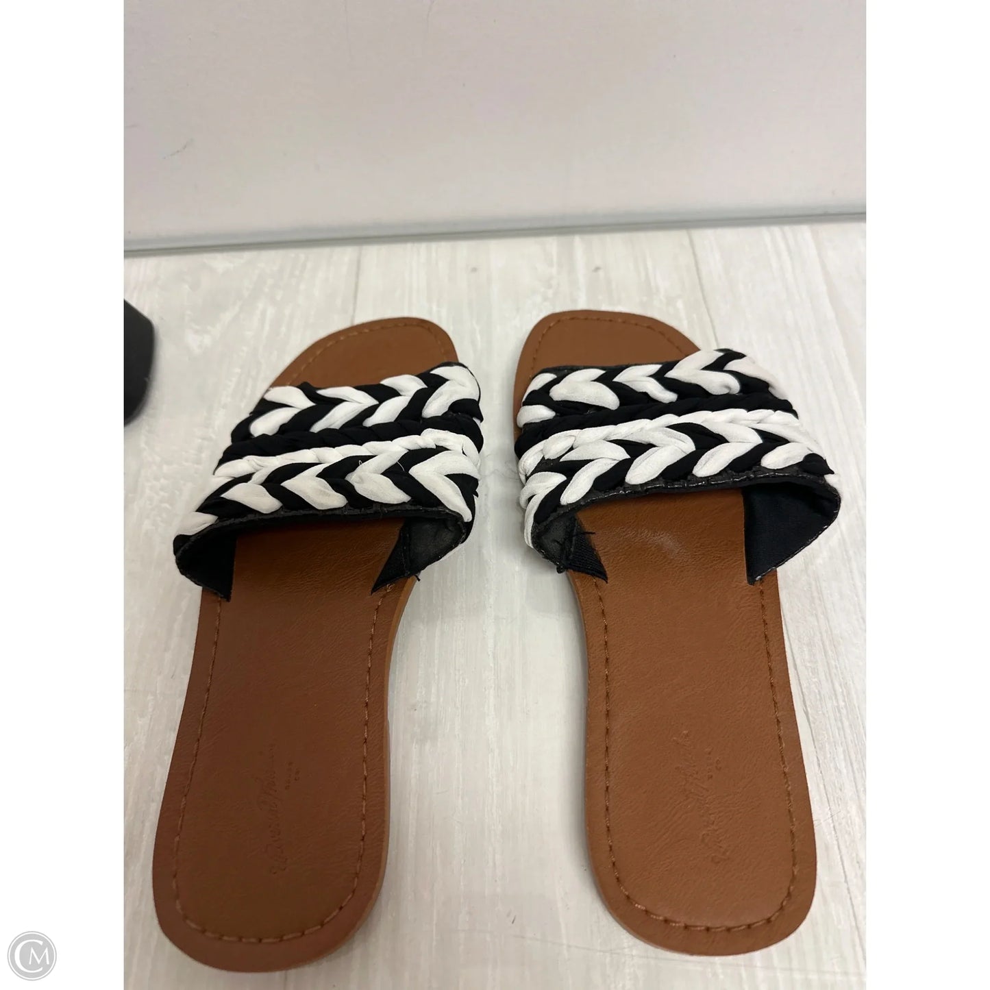 Sandals Flats By Universal Thread In Black & White, Size: 8