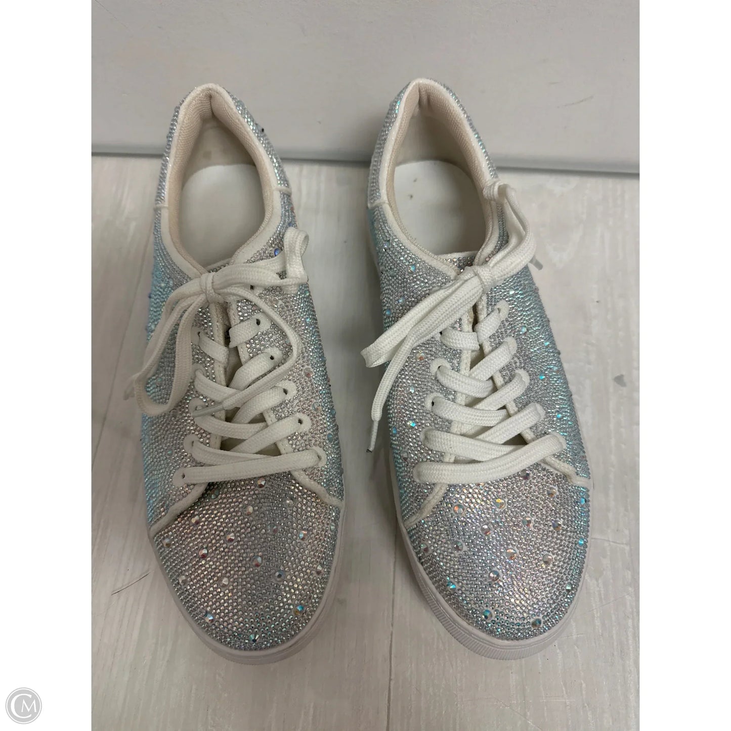Shoes Sneakers By Clothes Mentor In Silver, Size: 9.5