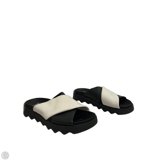 Sandals Flats By Sorel In Black & White, Size: 9
