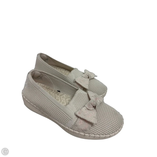 Shoes Flats By Skechers In Cream, Size: 5
