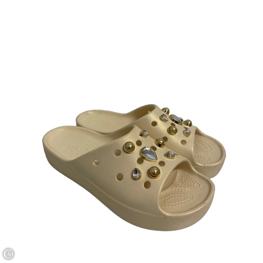 Sandals Flats By Crocs In Cream, Size: 10