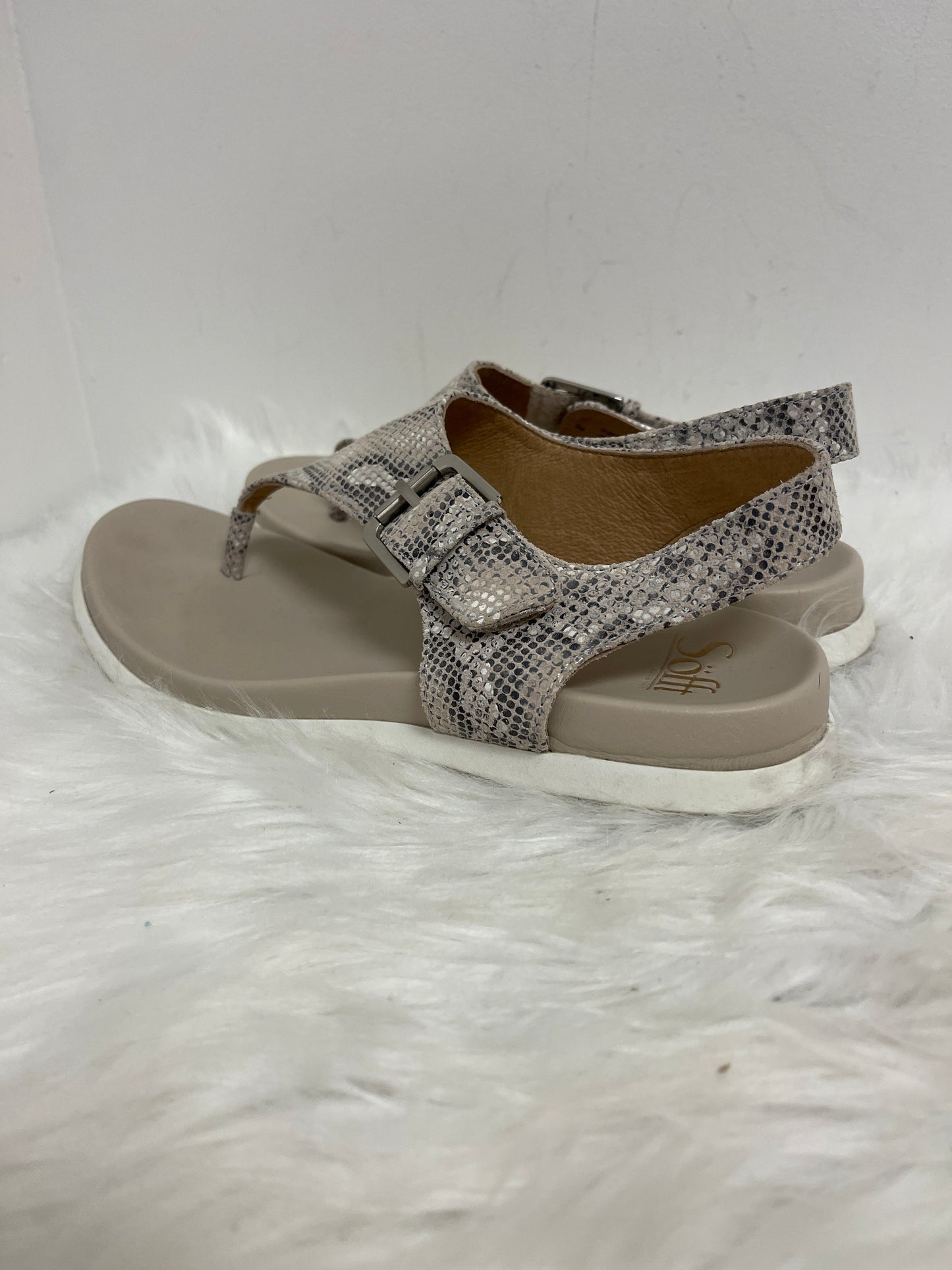 Cream Sandals Flats Sofft, Size 8