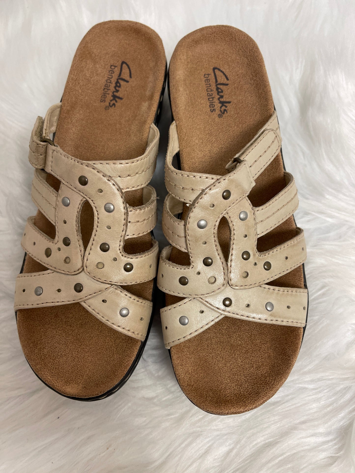 Cream Sandals Flats Clarks, Size 7