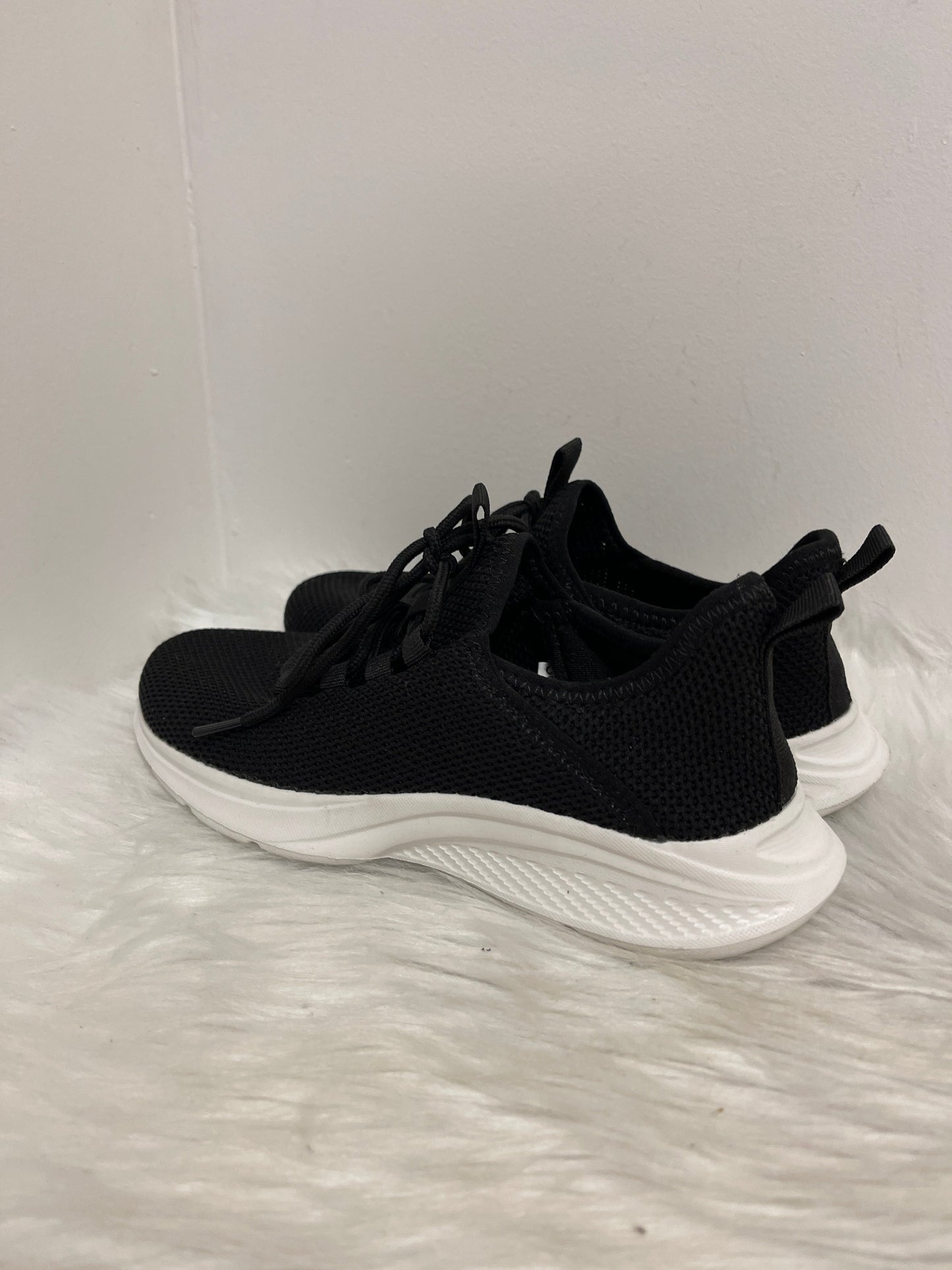 Shoes Athletic By Clothes Mentor In Black, Size: 5.5