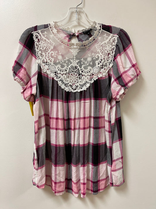 Top Short Sleeve By Torrid In Black & Pink, Size: L