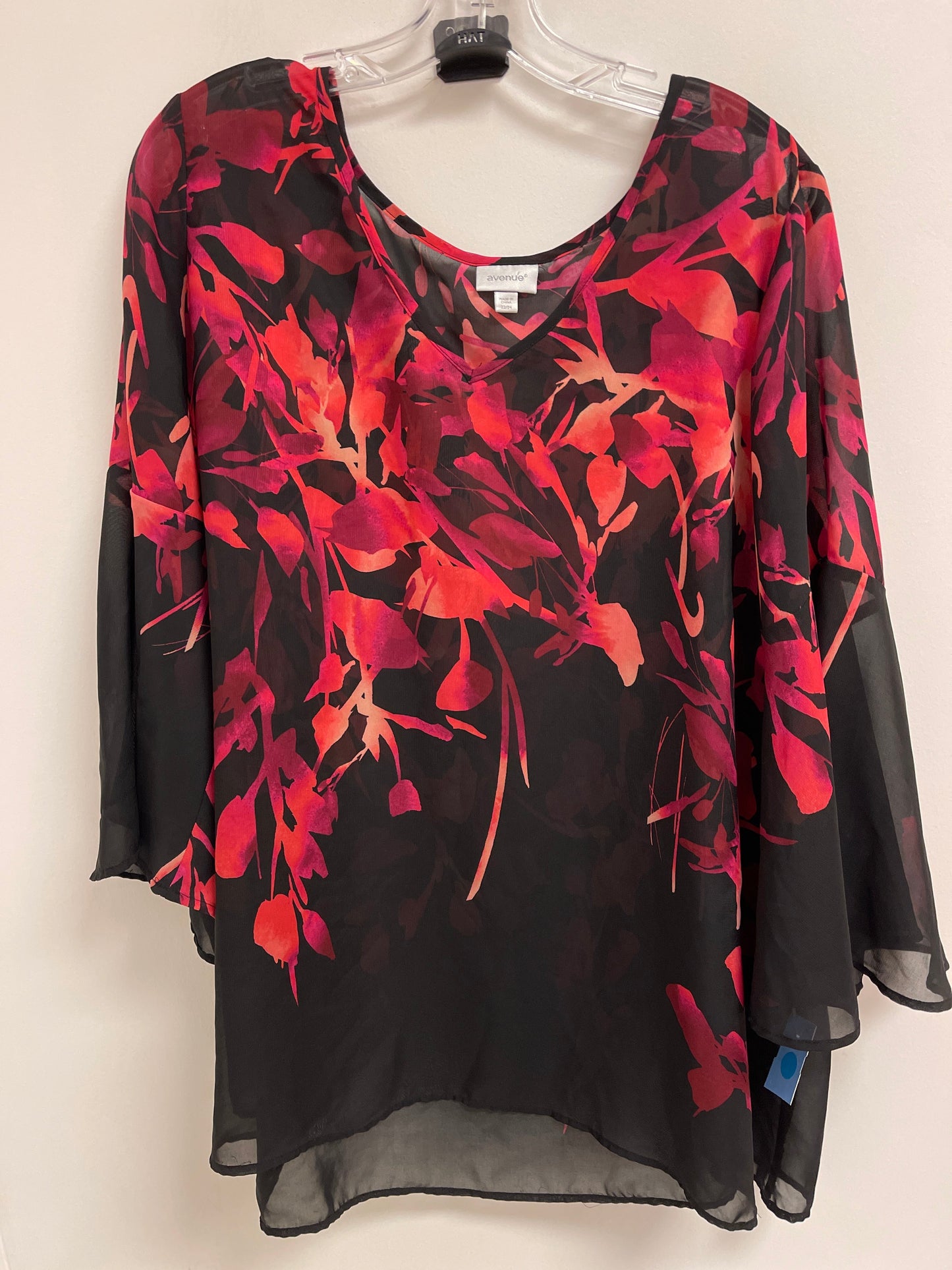 Top Short Sleeve By Avenue In Black & Red, Size: 3x