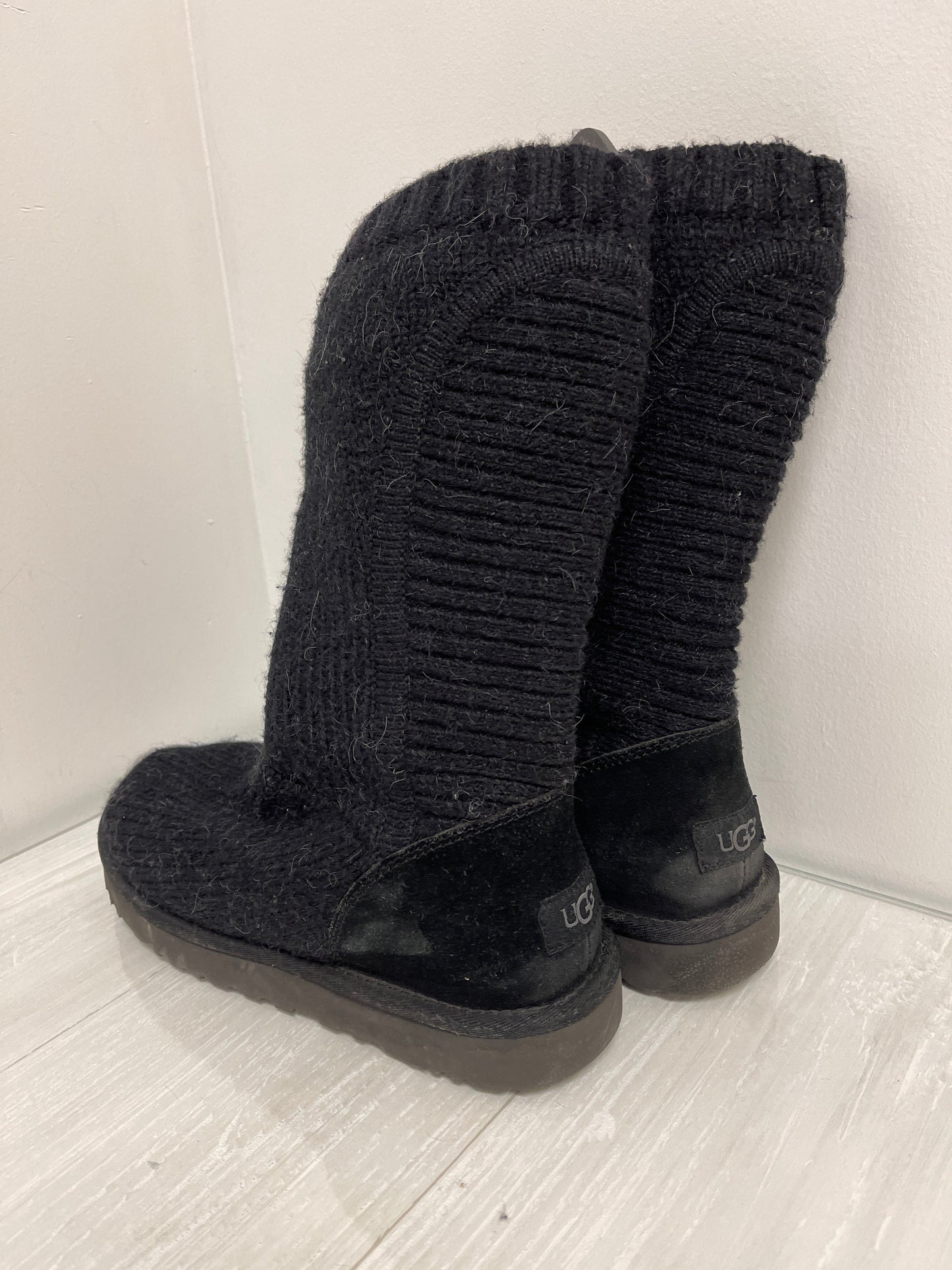 Boots Designer By Ugg In Black, Size: 9