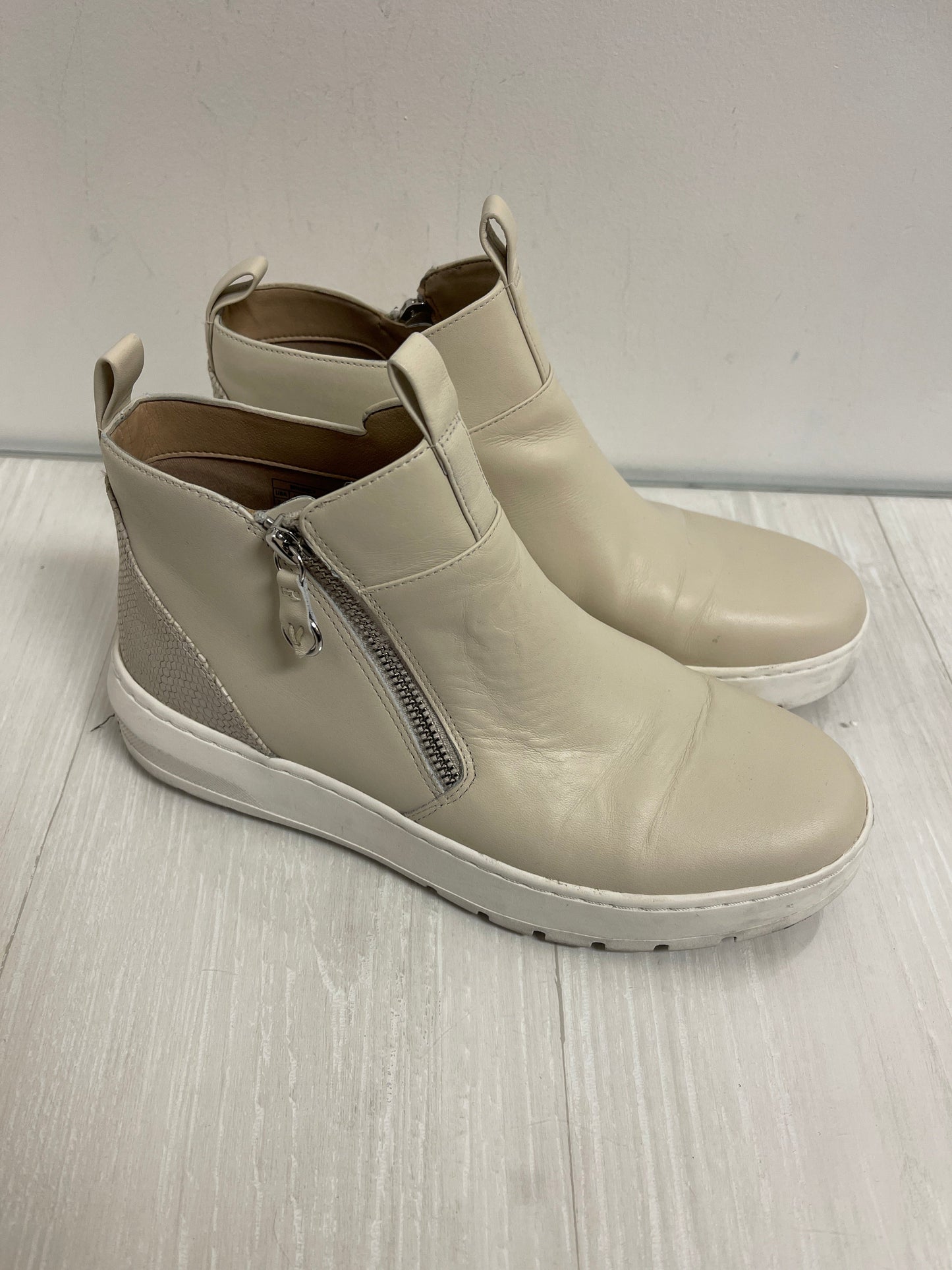 Shoes Sneakers By Vionic In Cream, Size: 7.5