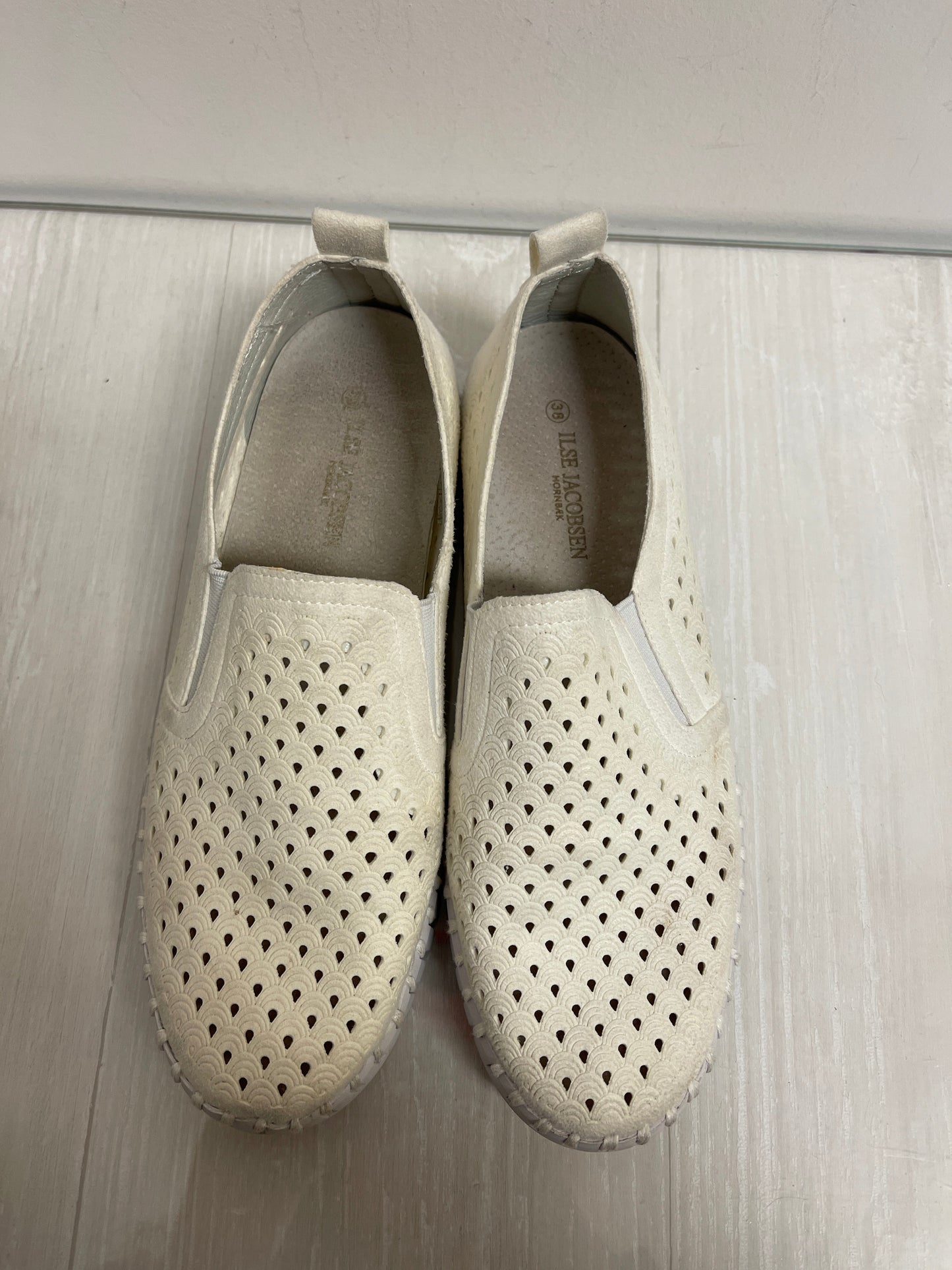 Shoes Flats By Clothes Mentor In White, Size: 7.5