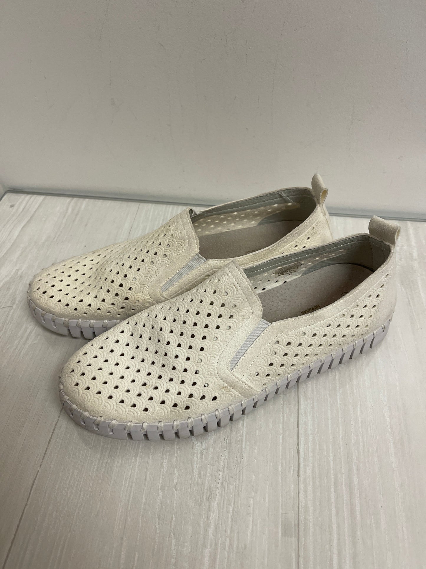 Shoes Flats By Clothes Mentor In White, Size: 7.5