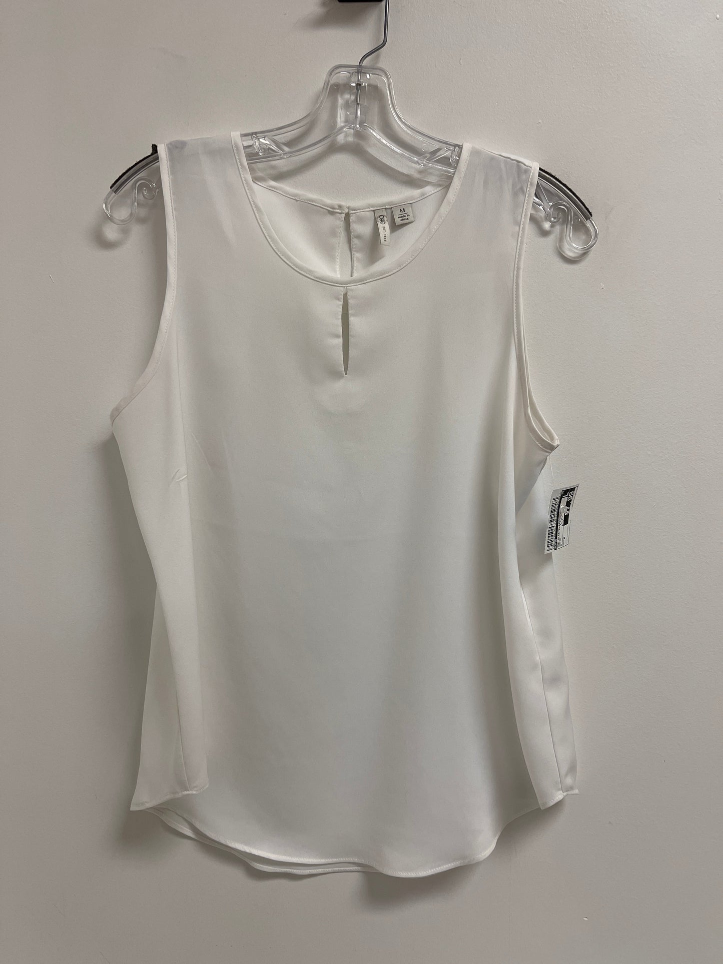 Top Sleeveless By Cato In White, Size: M