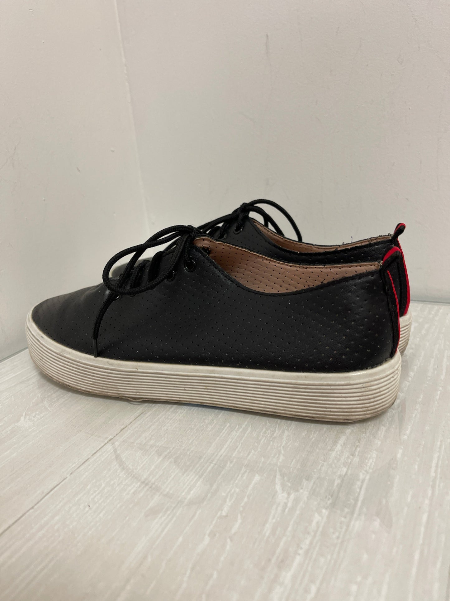 Shoes Sneakers By Clothes Mentor In Black, Size: 9.5