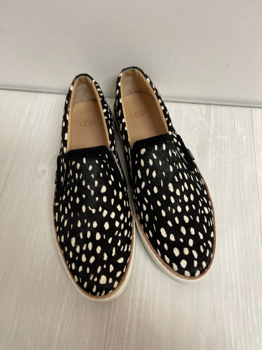 Shoes Flats By Ugg In Black & White, Size: 10