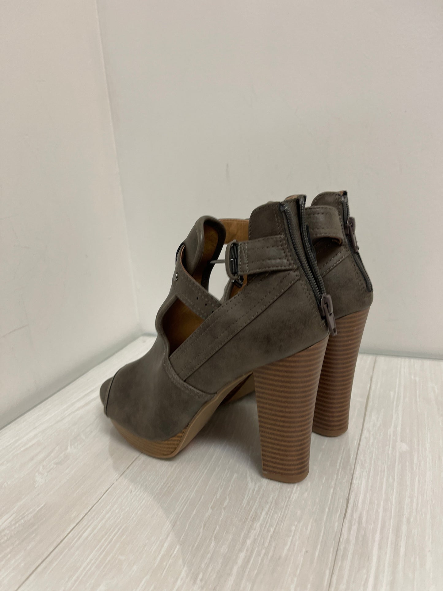 Shoes Heels Block By Report In Grey, Size: 8.5