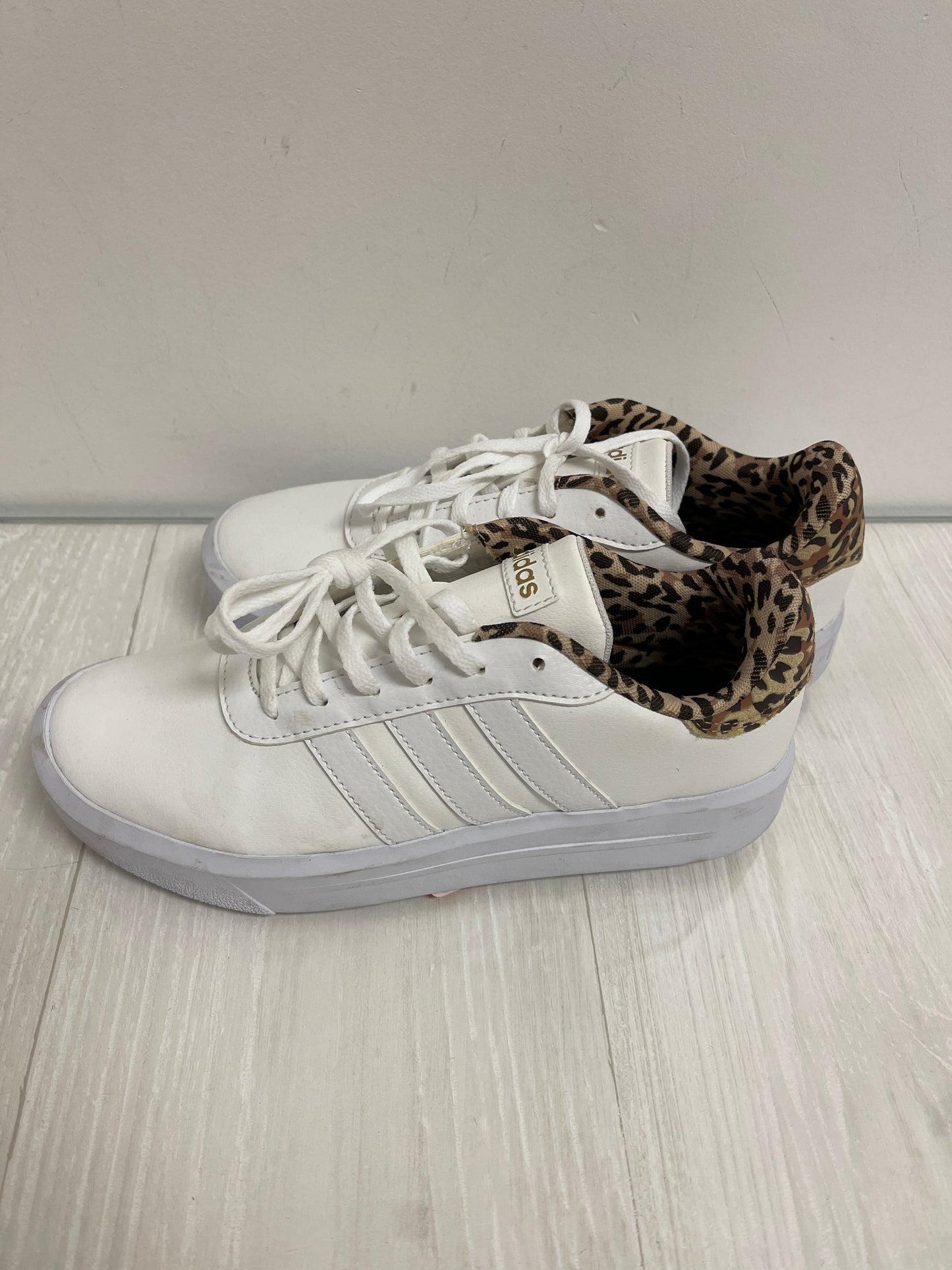 Shoes Sneakers By Adidas In White, Size: 6