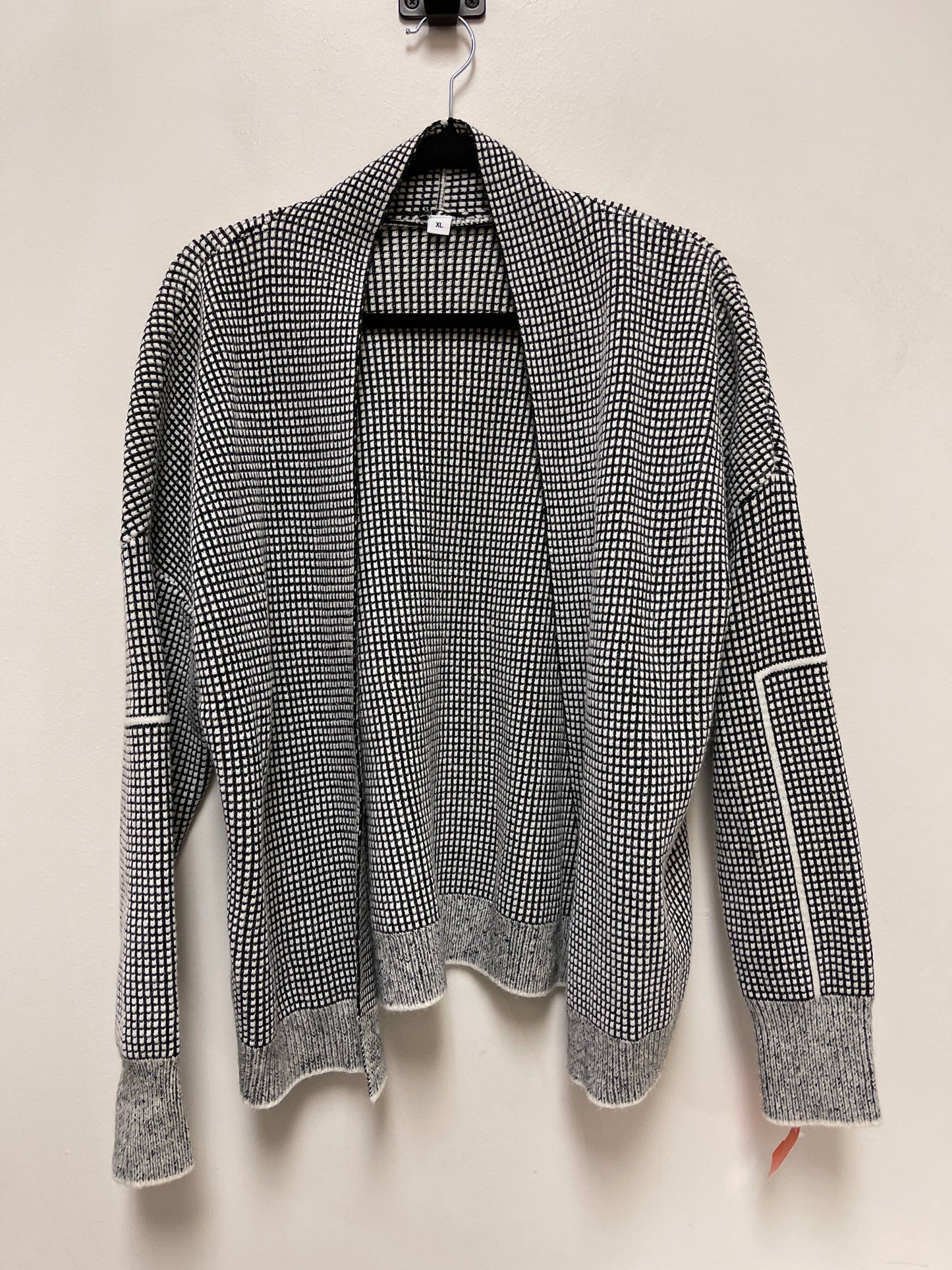 Sweater Cardigan By Clothes Mentor In Black & White, Size: Xl