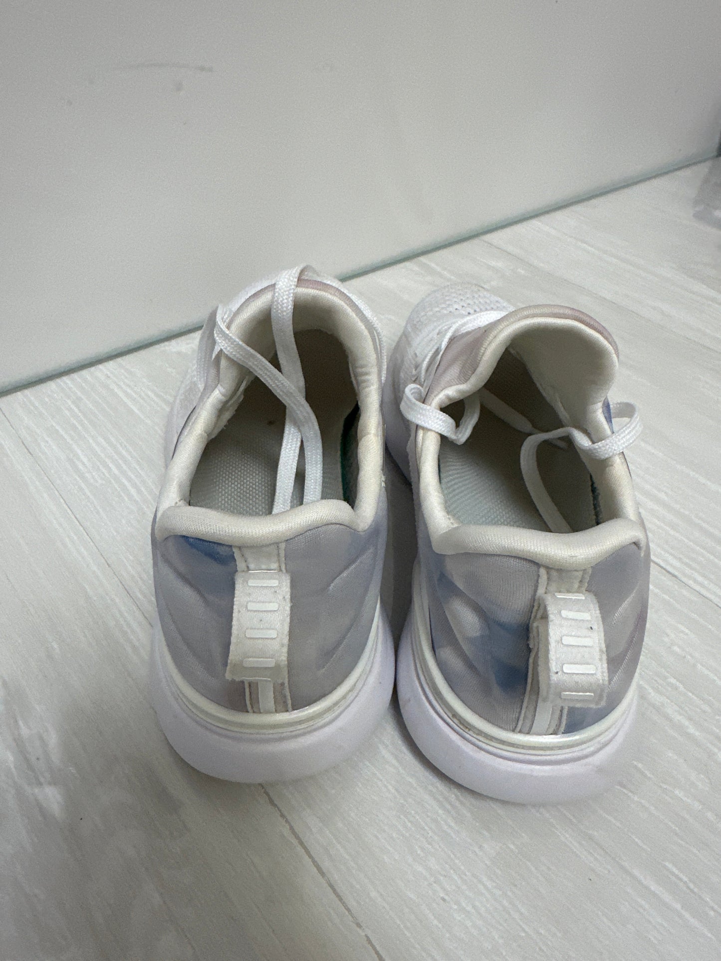 Shoes Athletic By Clothes Mentor In White, Size: 6.5