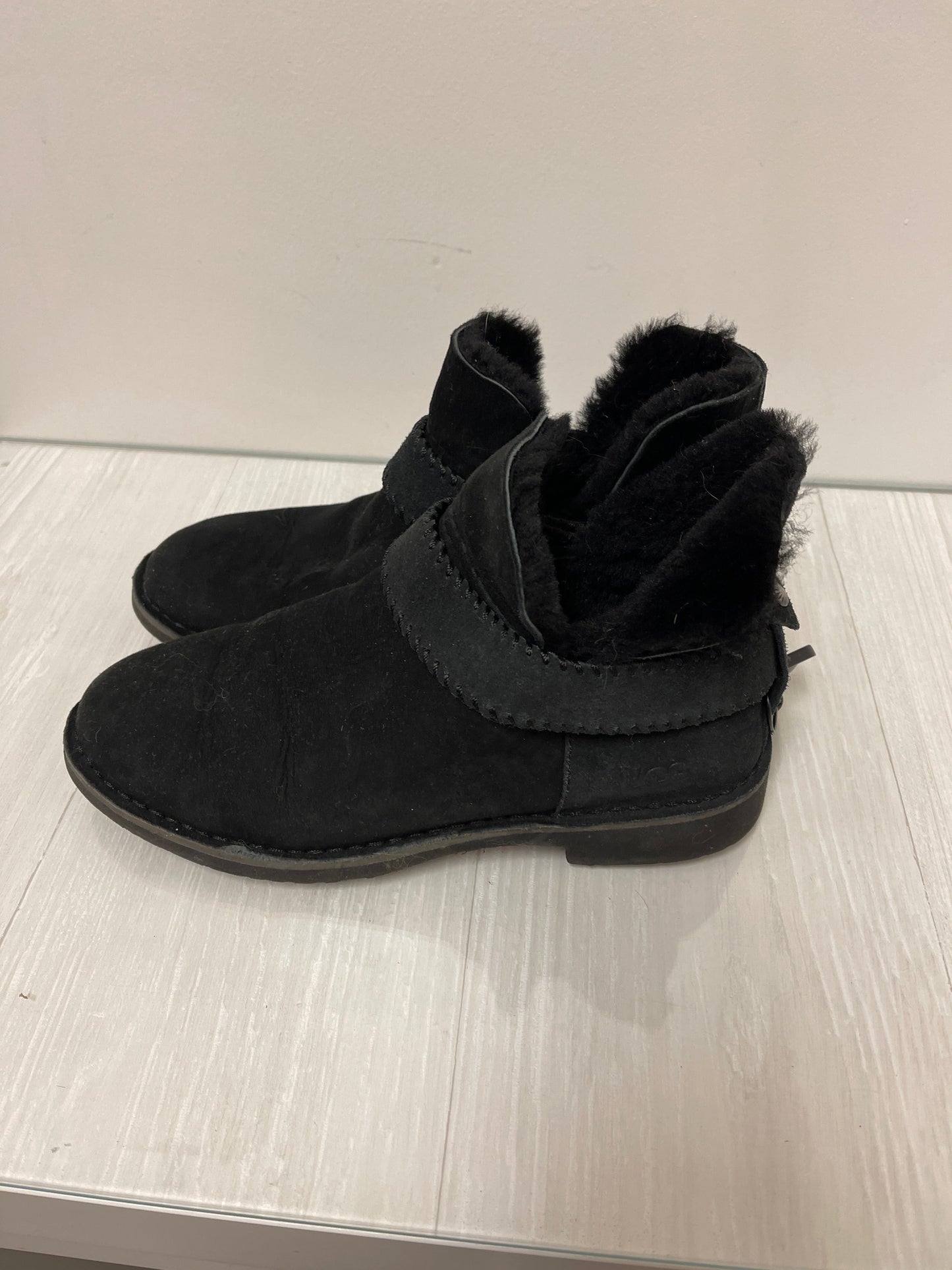 Boots Designer By Ugg In Black, Size: 9.5