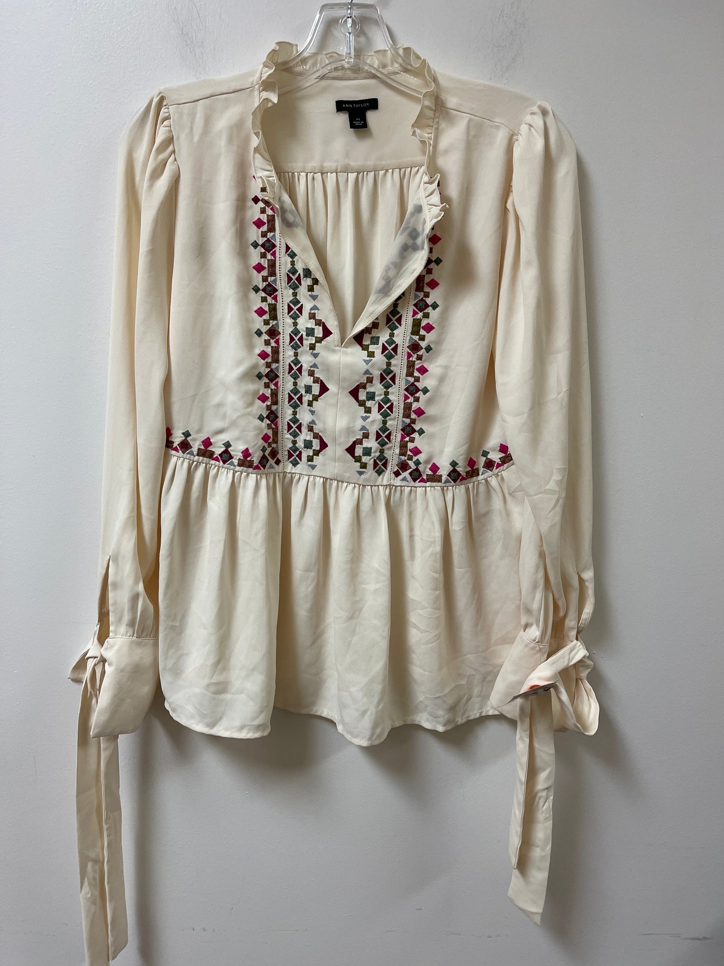 Top Long Sleeve By Ann Taylor In Cream, Size: Xs