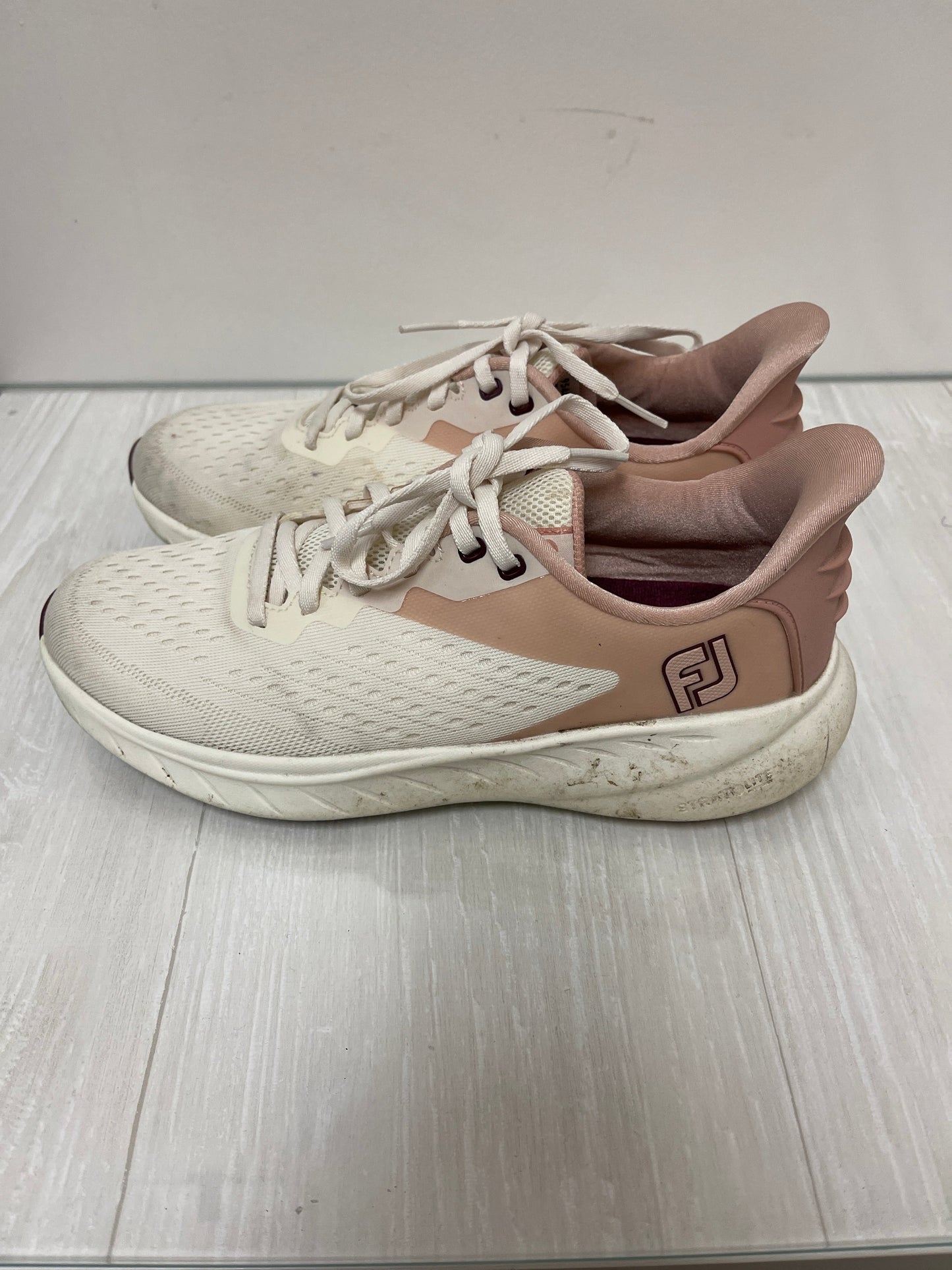 Shoes Athletic By Clothes Mentor In Cream, Size: 7.5