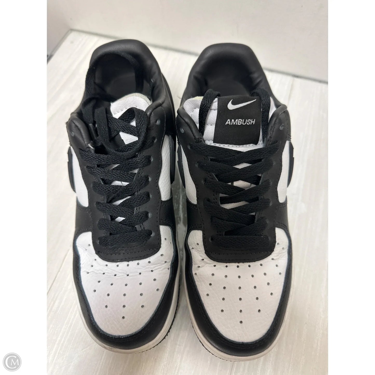 Shoes Sneakers By Nike In Black & White, Size: 6.5