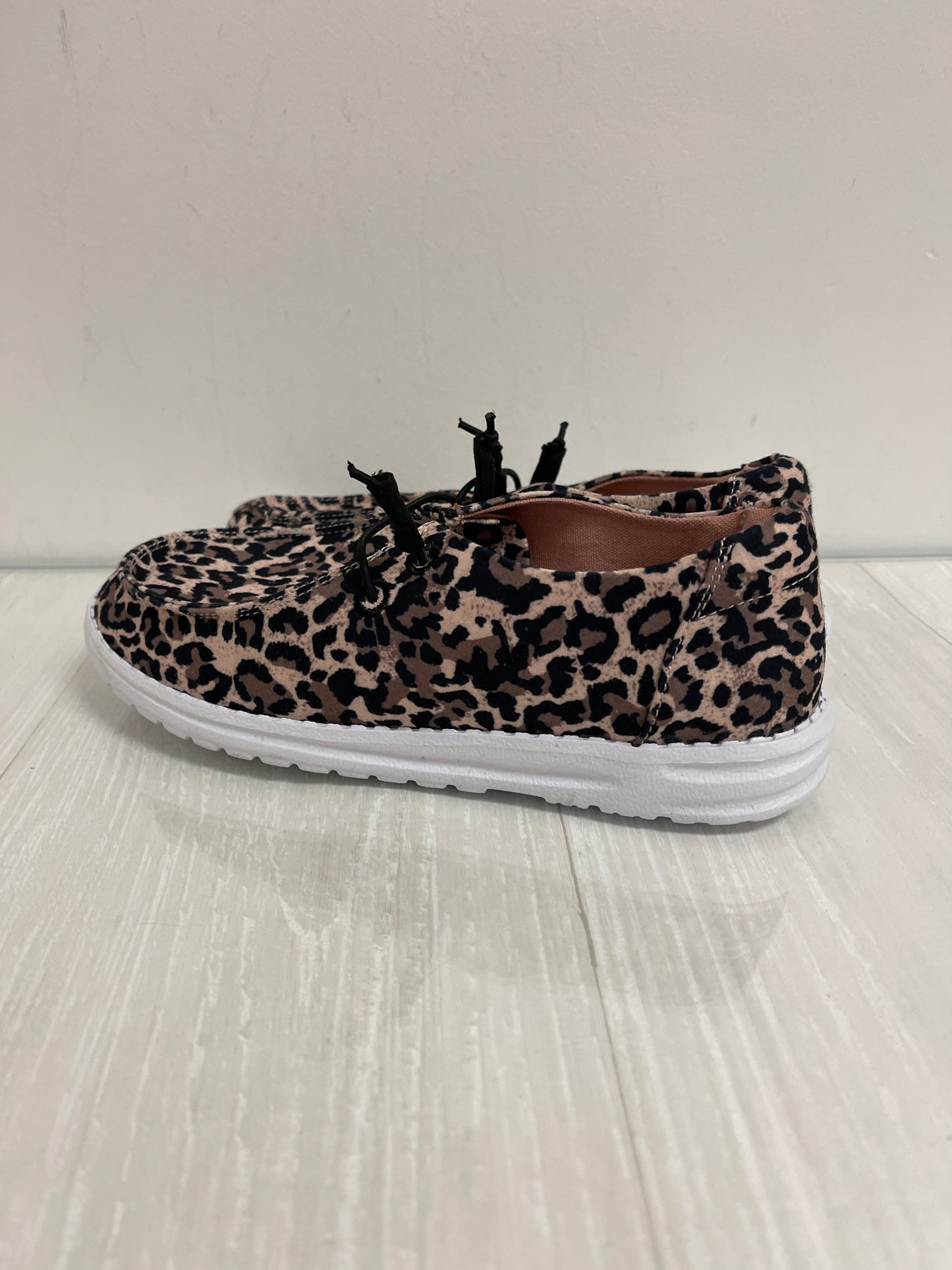 Shoes Flats By Clothes Mentor In Animal Print, Size: 6.5