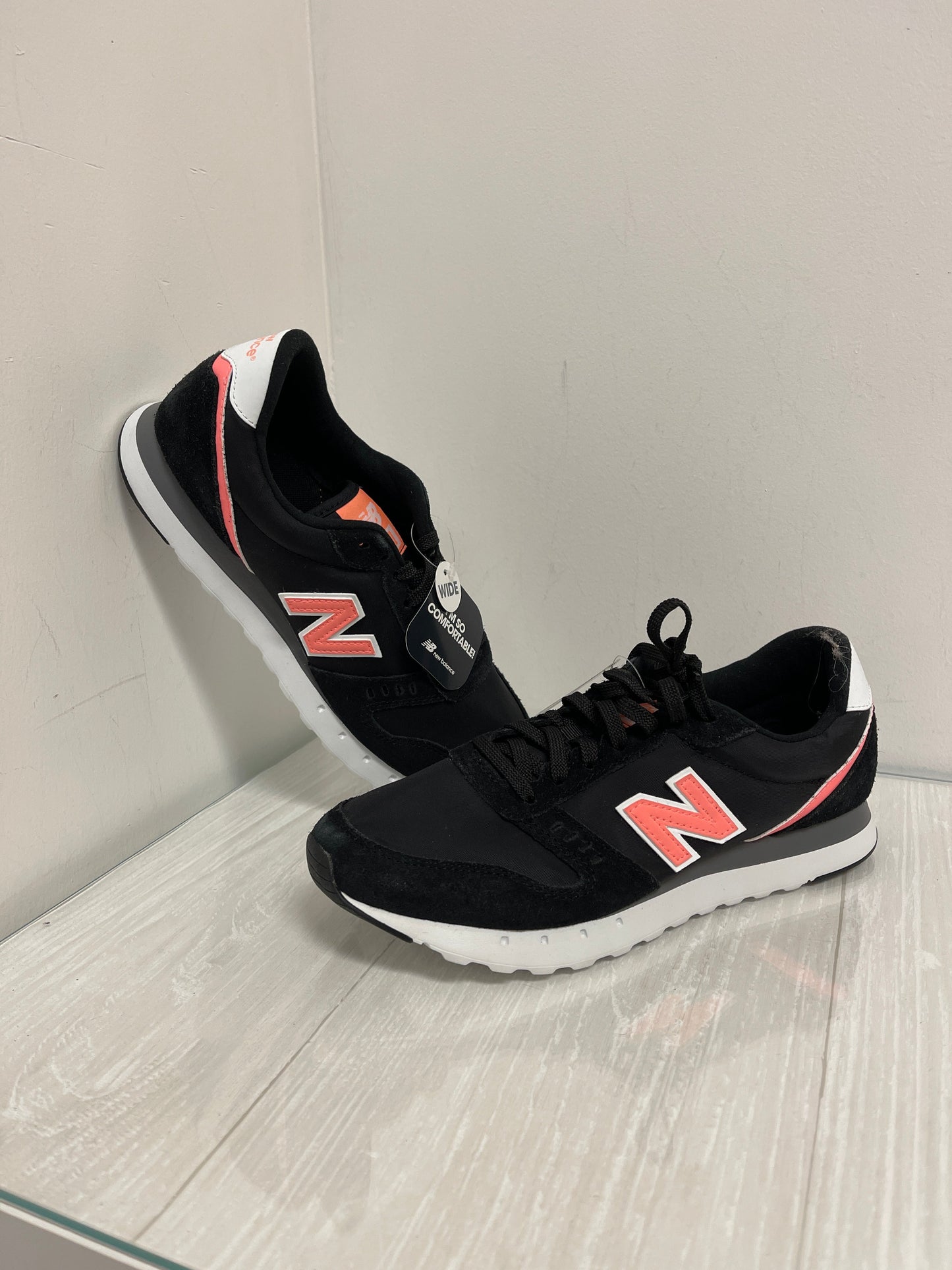 Shoes Athletic By New Balance In Black & Pink, Size: 9.5