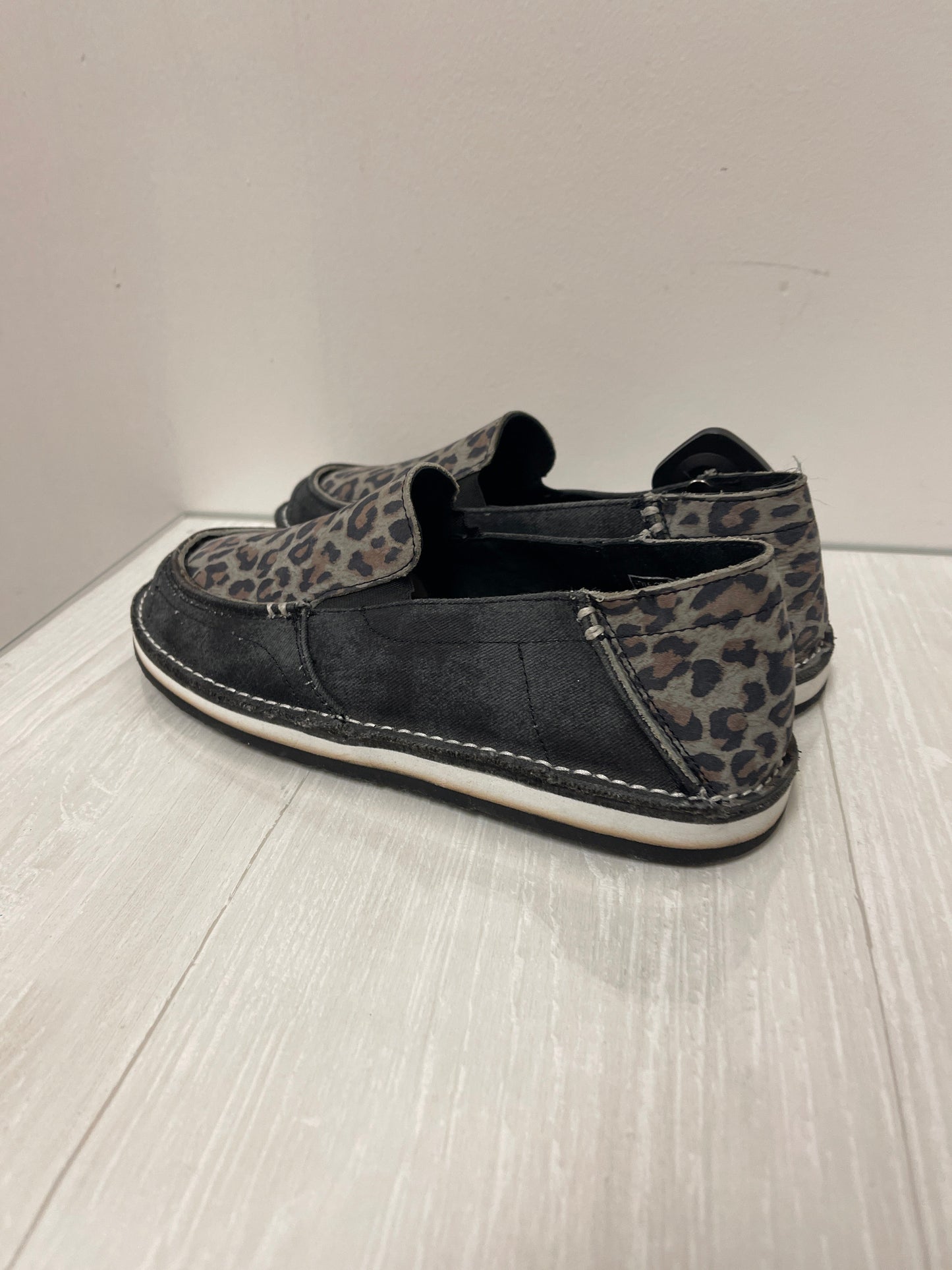 Shoes Flats By Cmc In Animal Print, Size: 8