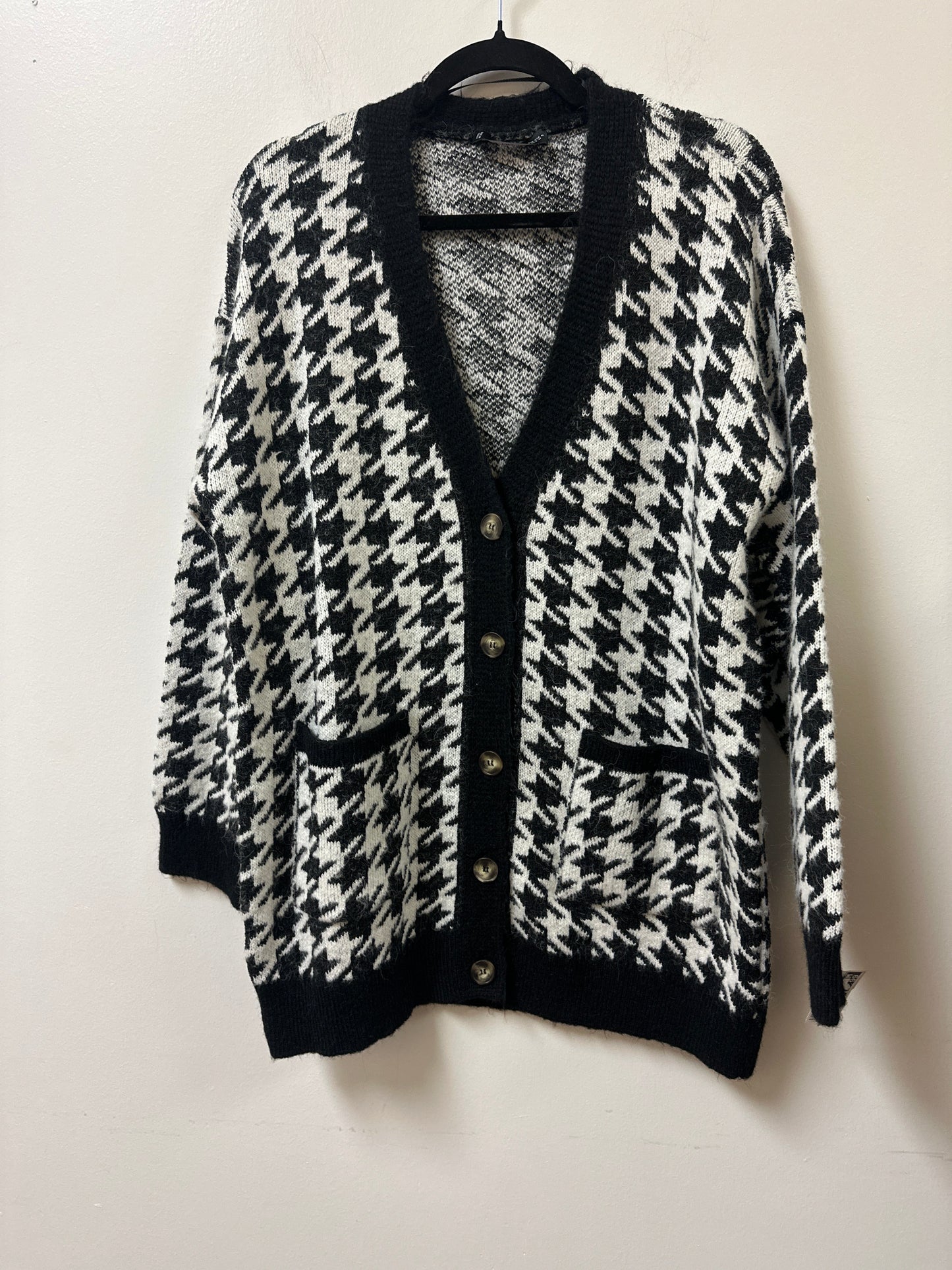 Sweater Cardigan By Clothes Mentor In Black & White, Size: M