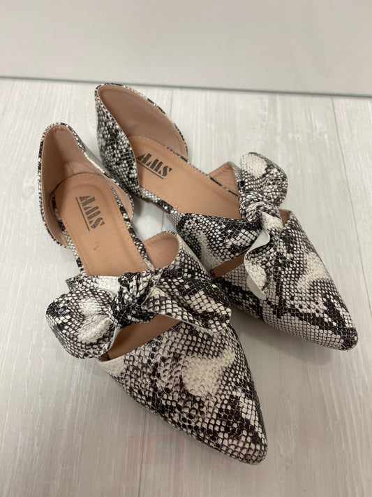 Shoes Flats By Clothes Mentor In Snakeskin Print, Size: 8