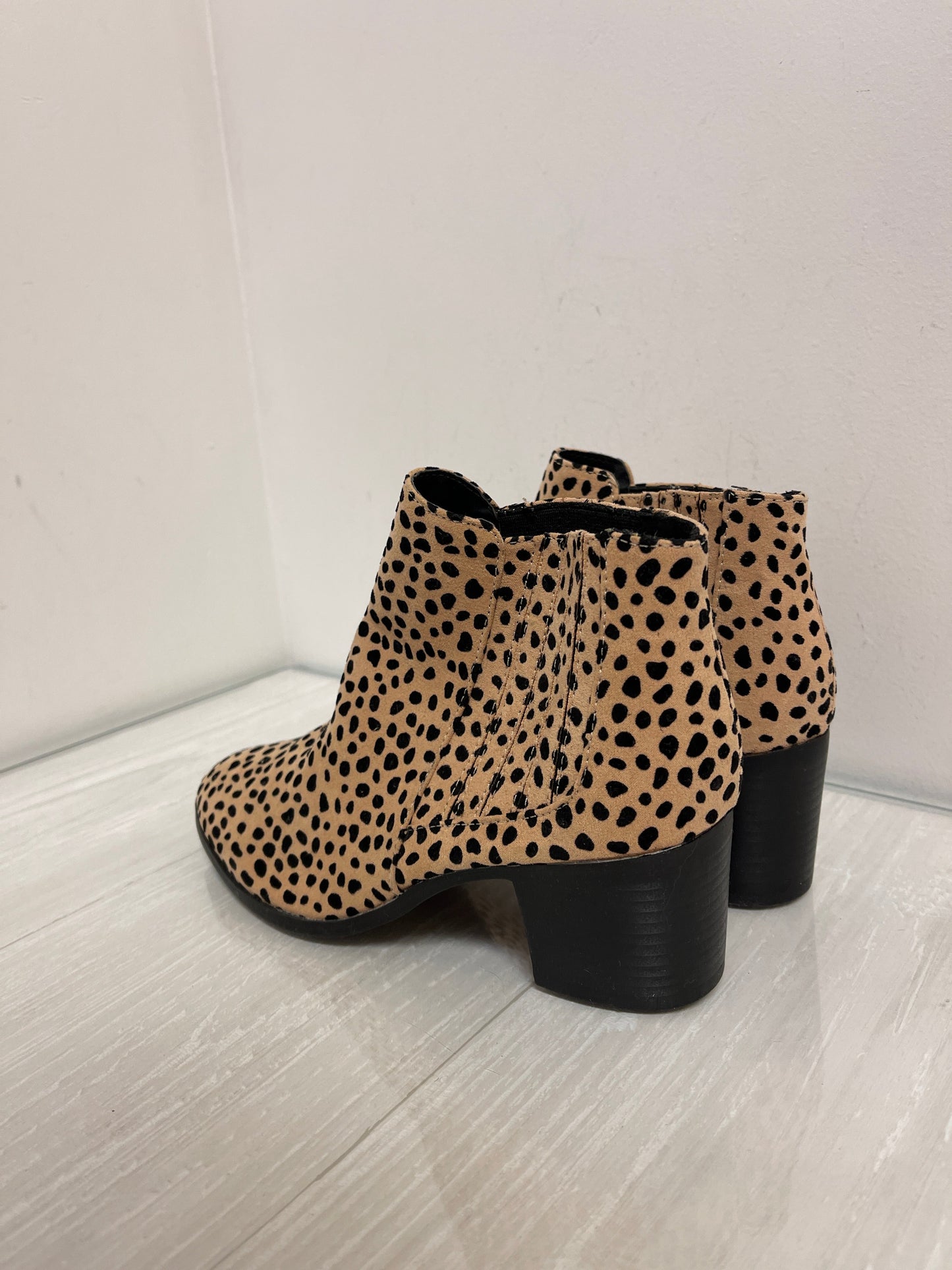 Boots Ankle Heels By Qupid In Animal Print, Size: 5.5