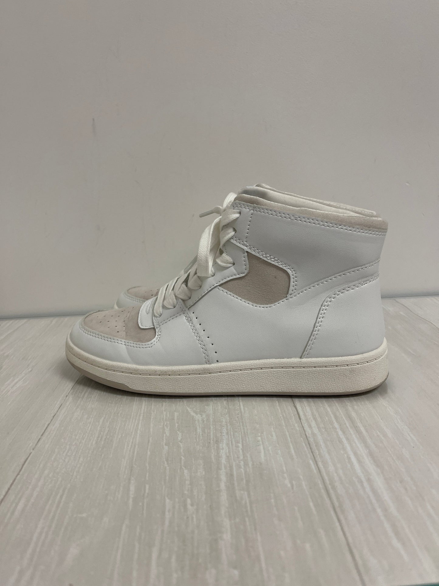 Shoes Sneakers By Clothes Mentor In White, Size: 7.5