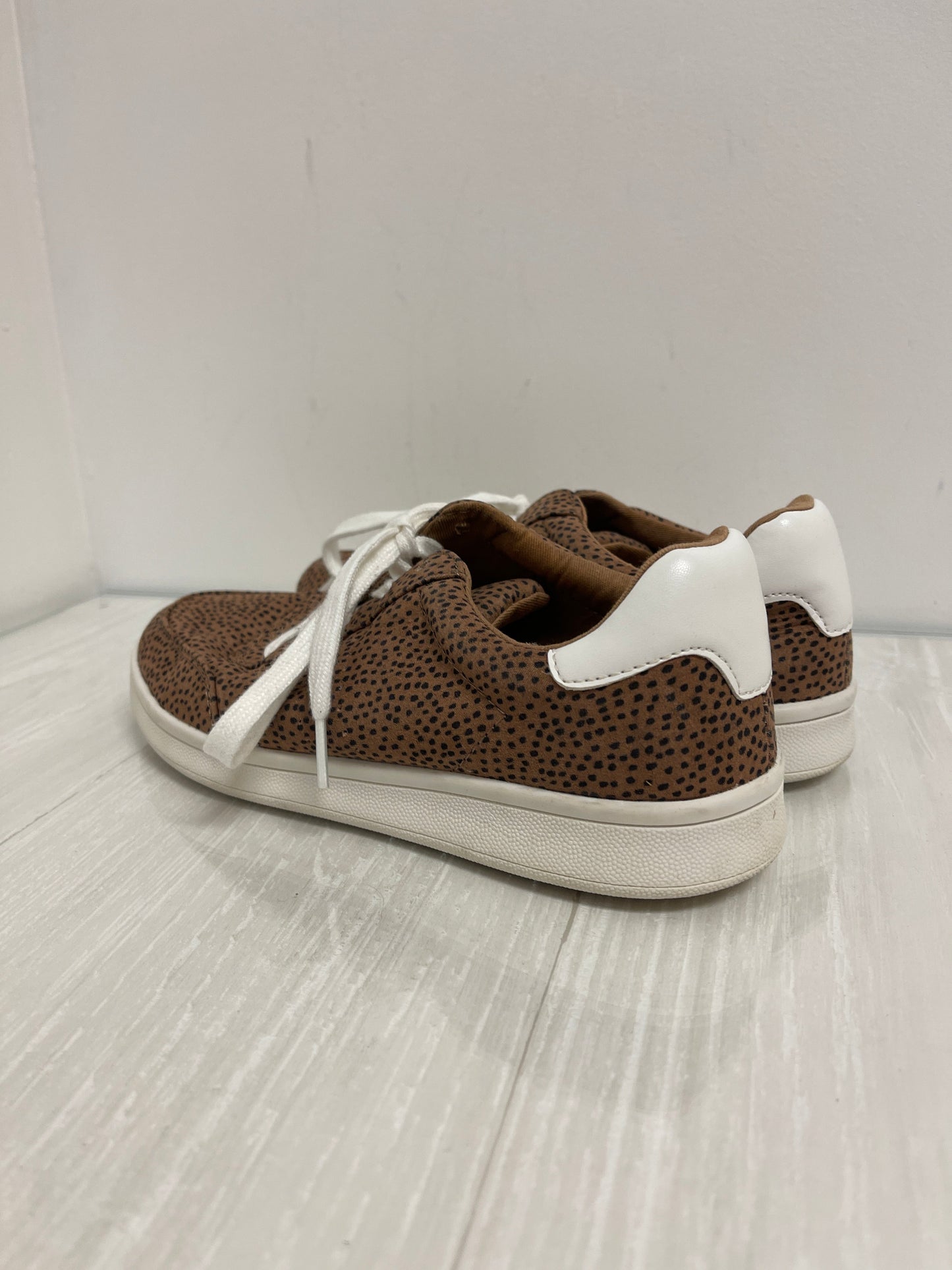 Shoes Sneakers By Old Navy In Animal Print, Size: 7