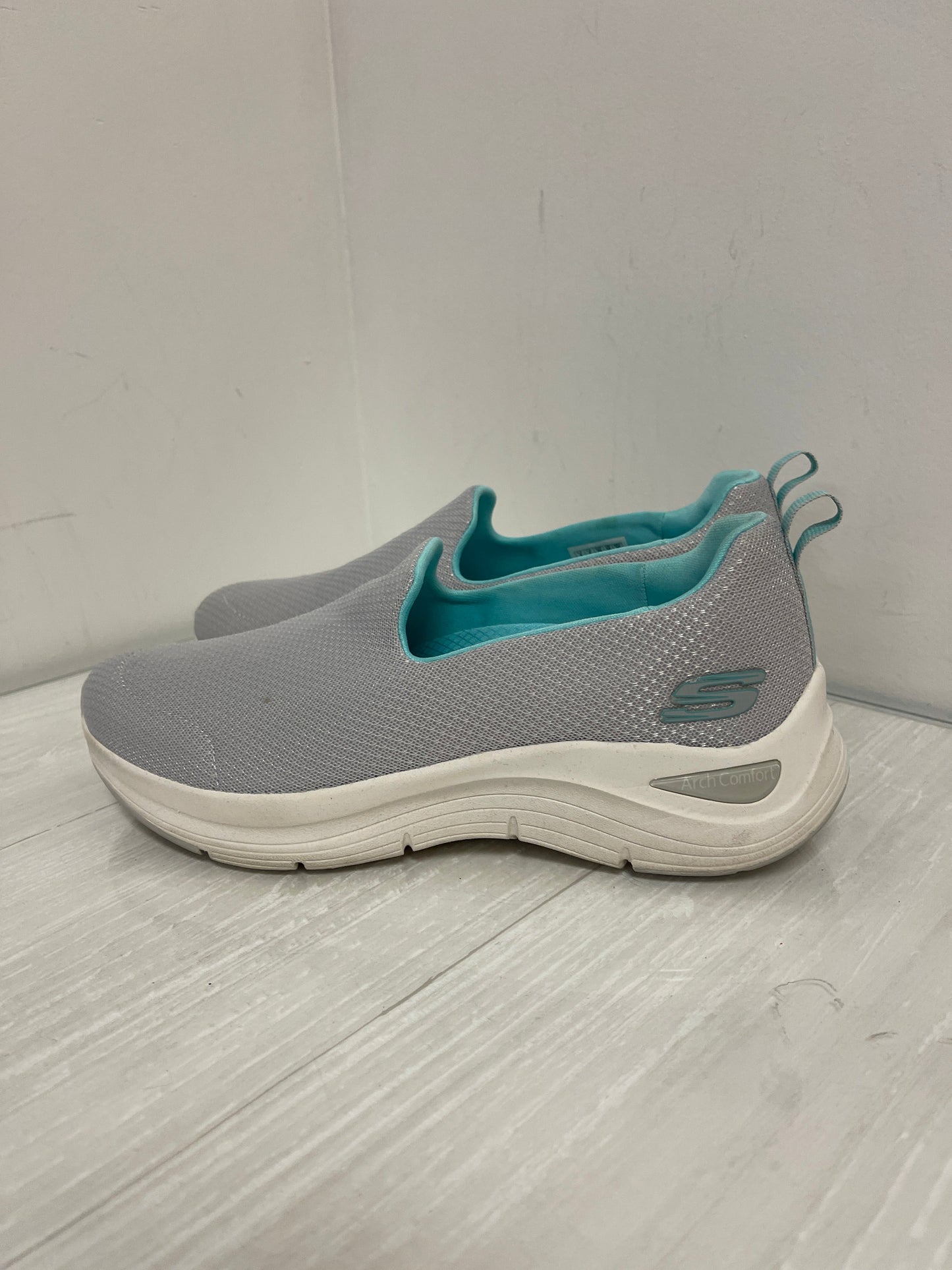 Shoes Sneakers By Skechers In Grey, Size: 9