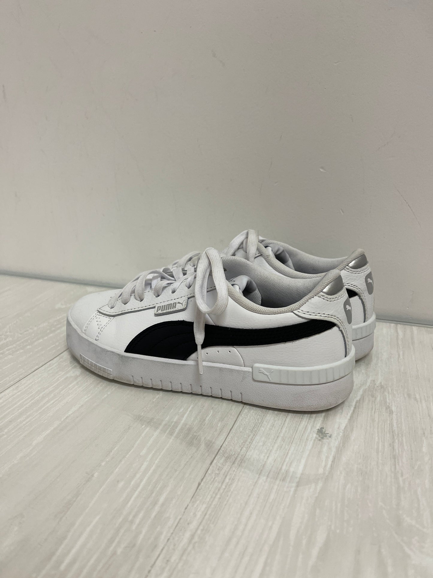 Shoes Sneakers By Puma In Black & White, Size: 6