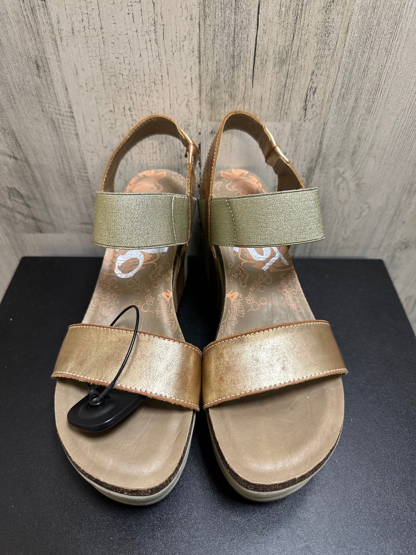 Gold Sandals Heels Block Otbt, Size 9.5
