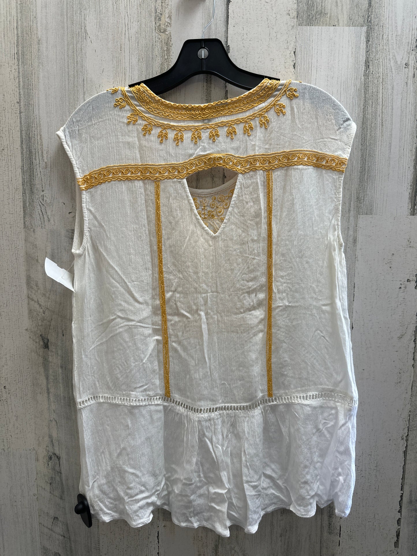 White Top Short Sleeve Clothes Mentor, Size S