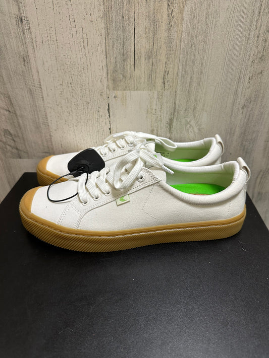 White Shoes Sneakers Cariuma, Size 11.5
