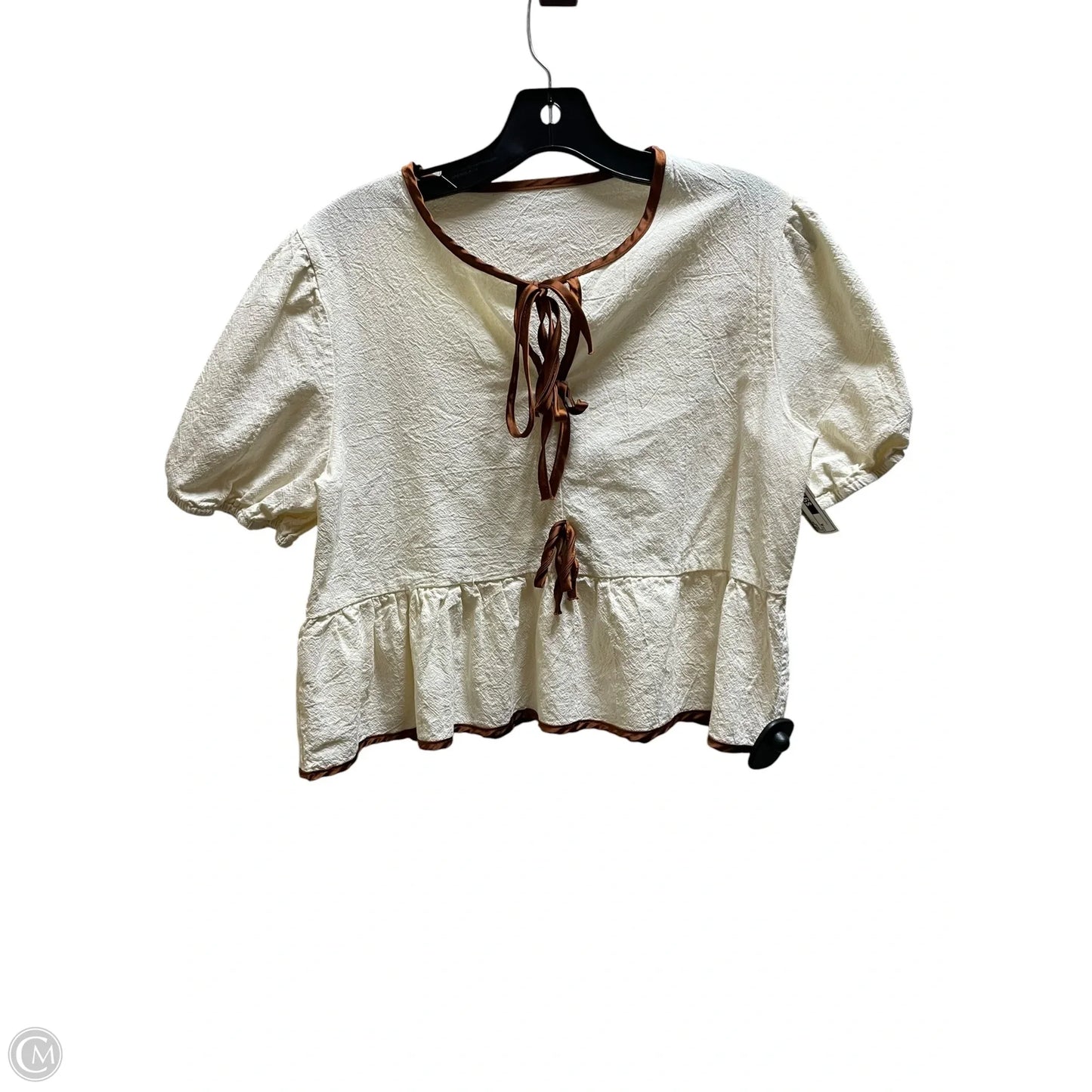 Top Short Sleeve By Clothes Mentor In Cream, Size: M
