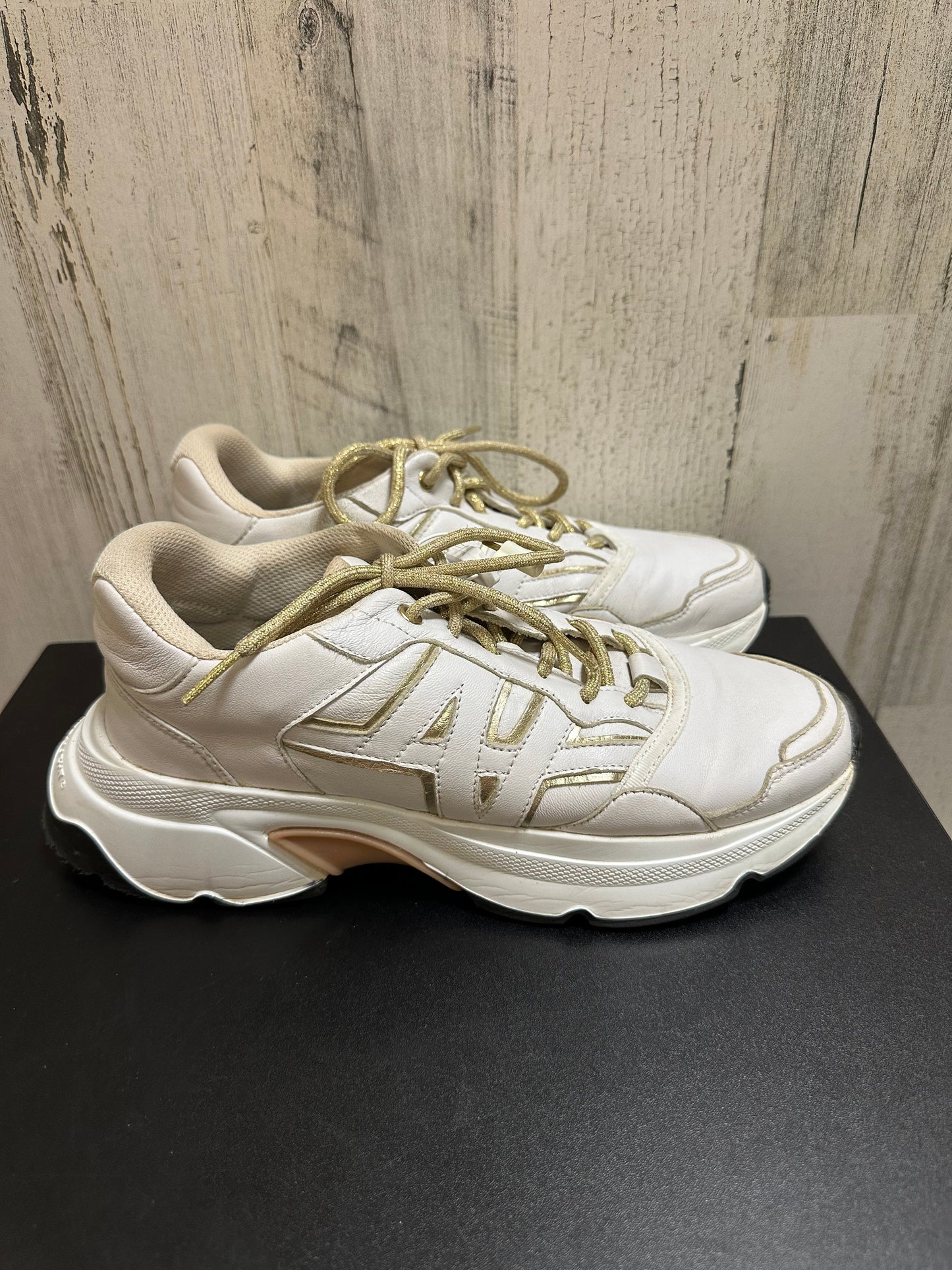 White Shoes Athletic Clothes Mentor, Size 8.5