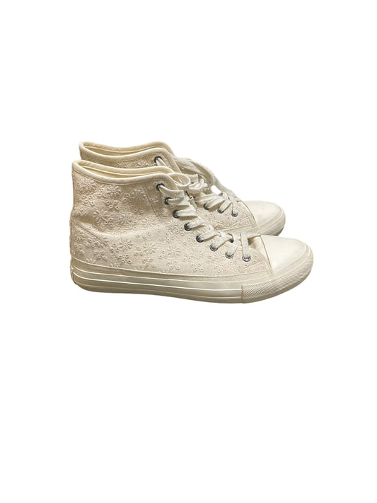 Shoes Sneakers By Converse In Cream, Size: 9