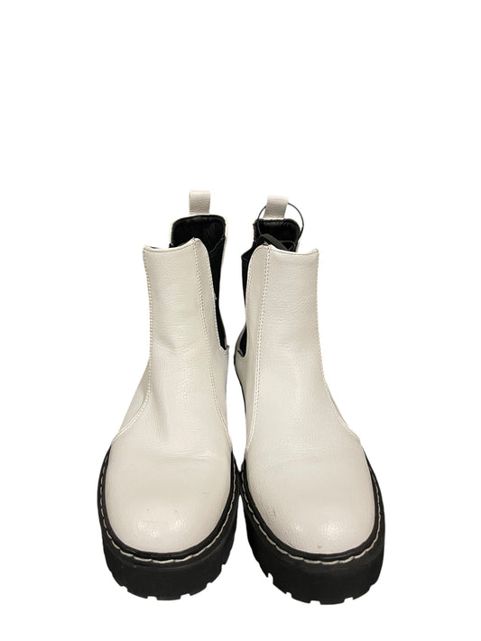 Boots Ankle Flats By Clothes Mentor In White, Size: 6