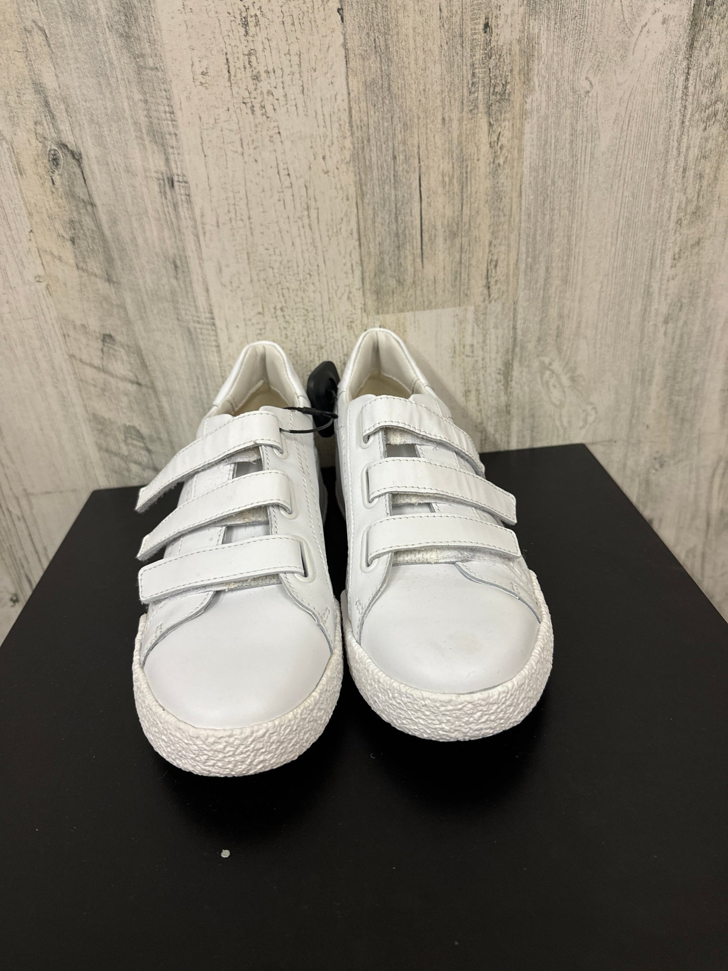 White Shoes Sneakers Clarks, Size 10