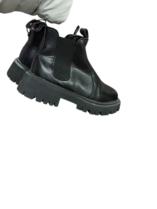 Boots Ankle Flats By Clothes Mentor  Size: 6.5