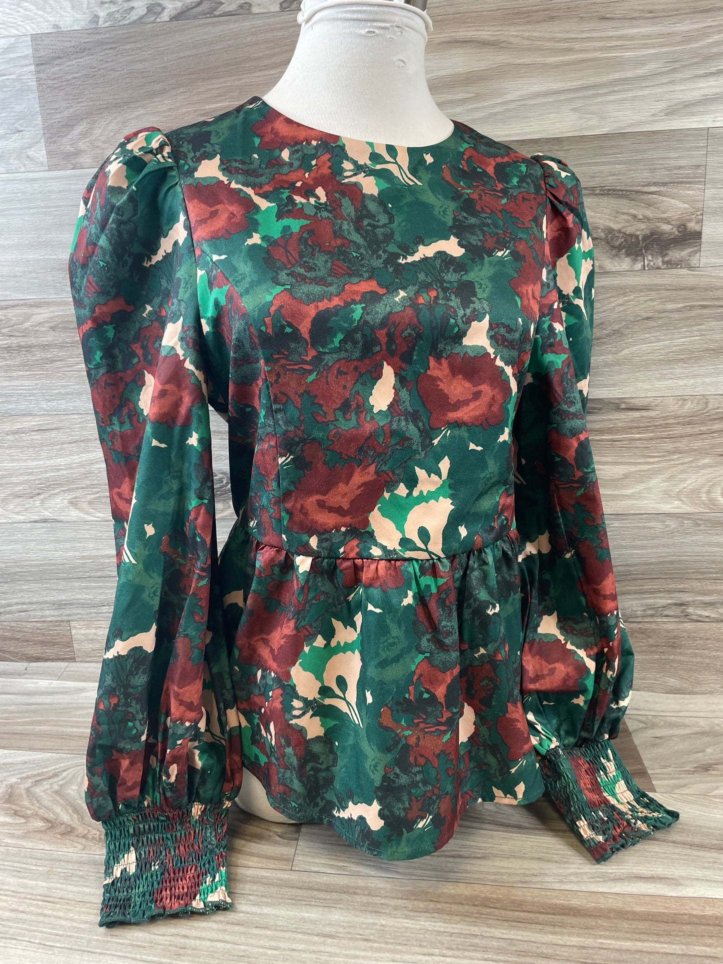 Green & Red Top Long Sleeve Clothes Mentor, Size M